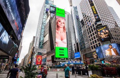 JOSEPHINE: μπήκε σε billboard στην Times Square!