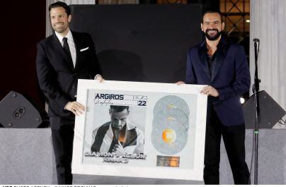 Κωνσταντίνος Αργυρός : Η λαμπερή απονομή για το διαμαντένιο album «22»!