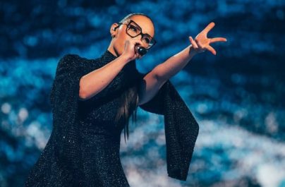 Eurovision: Σαρωτική η Klavdia στην 6η θέση – Νικήτρια η Αυστρία!