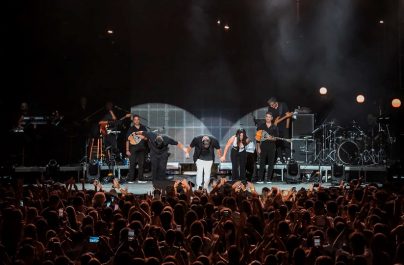 Γιάννης Πλούταρχος – Γιώργος Κακοσαίος – Κατερίνα: Όλο το Κατράκειο Θέατρο μια αγκαλιά στη μοναδική τους συναυλία!