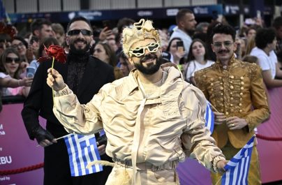 Eurovision 2026: Λάμψη στην επίσημη τελετή έναρξης και το τιρκουάζ χαλί στη Βιέννη– Υπό τους ήχους του «Ζορμπά» εμφανίστηκε ο Akylas