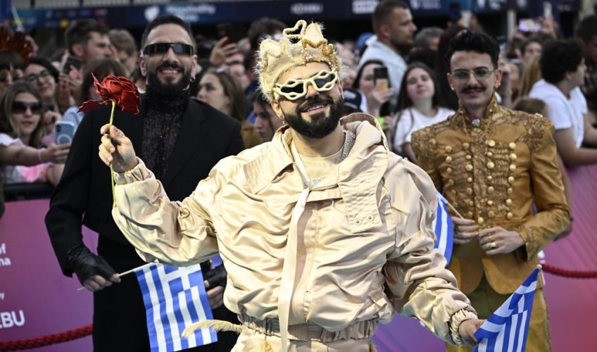 Eurovision 2026: Λάμψη στην επίσημη τελετή έναρξης και το τιρκουάζ χαλί στη Βιέννη– Υπό τους ήχους του «Ζορμπά» εμφανίστηκε ο Akylas